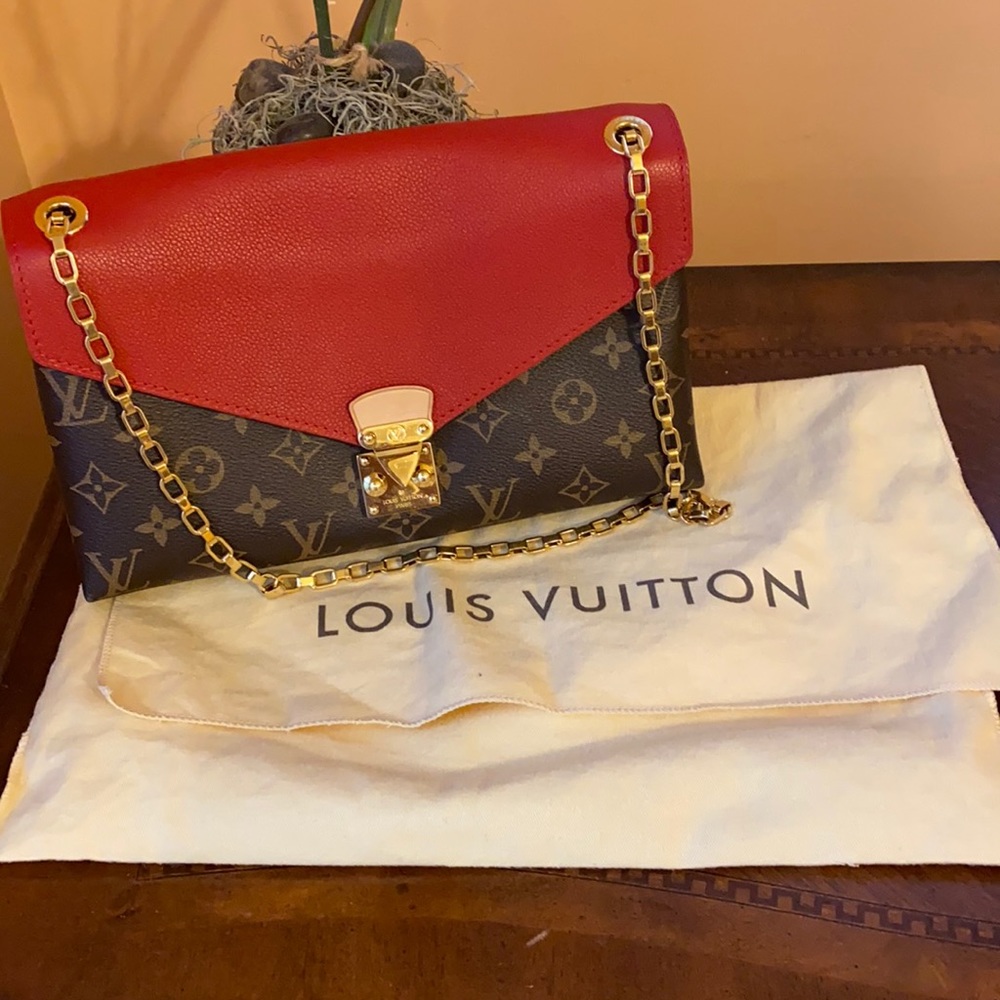 Authentic LV  bag on a chain. EUC